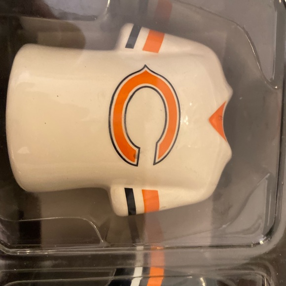 Chicago Bears Game day salt n pepper shakers - Picture 6 of 9